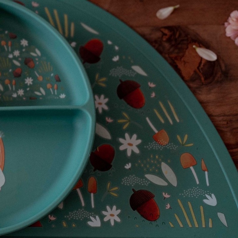 Tovaglietta per bambini in silicone verde decorata con ghiande e funghi